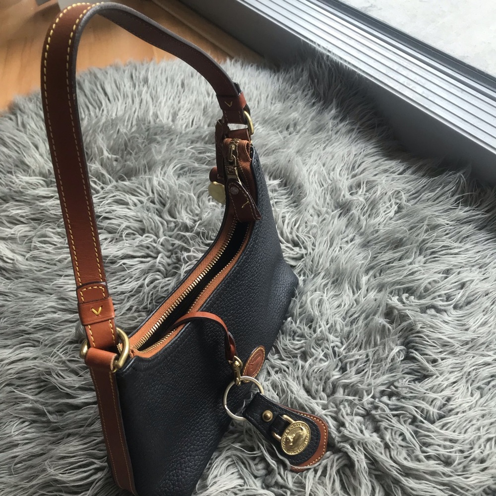SALE💥 Classic Dooney & Bourke Shoulder Bag